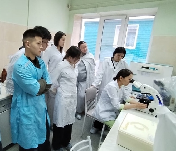 Сотрудники санитарной службы продолжают профориентационную работу со школьниками Республики Алтай